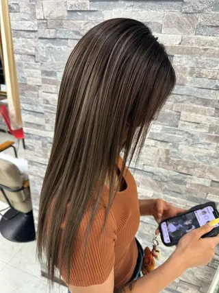 セミロング 土屋朱理/ ハイトーンカラーのヘアスタイル