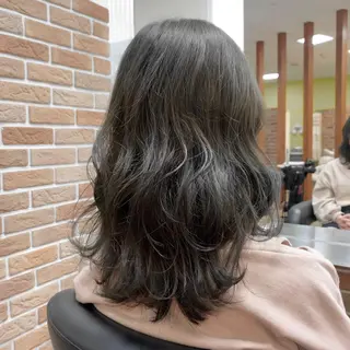セミロング カラー 山田 里美のヘアスタイル