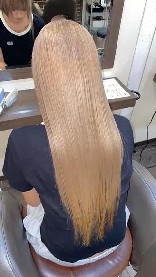カラー アキト🌙カラー特化 /艶髪ハイトーンのヘアスタイル