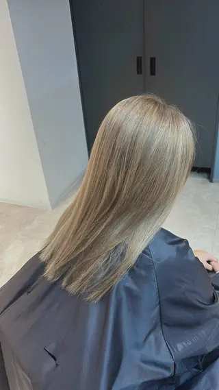 セミロング カラー 山口 摩七斗のヘアスタイル