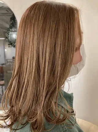 セミロング atelier NINO所属・よこもり あいのヘアスタイル