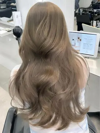 ロング カラー ⚡️ブリーチリタッチ グレー/ハイライトのヘアスタイル