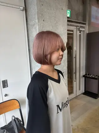 ミディアム 鈴木瑛里／ブロンド ベージュ／ピンクのヘアスタイル