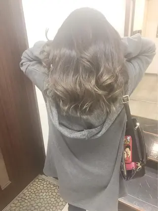 ロング カラー ヤナ マネージャーのヘアスタイル