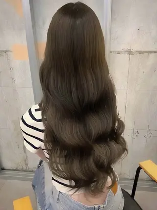 ロング 安田りっか /オリーブカラーのヘアスタイル