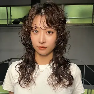 セミロング パーマ ウルフとデザイン カラーの神のヘアスタイル