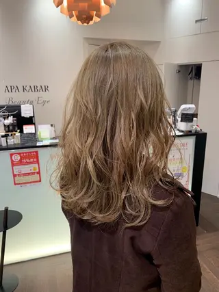 セミロング カラー 喜友名 泉樹のヘアスタイル