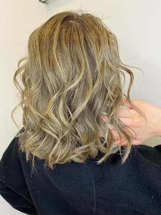 ミディアム カラー ブリーチ特化型✂️ ハイトーンカラー👨のヘアスタイル