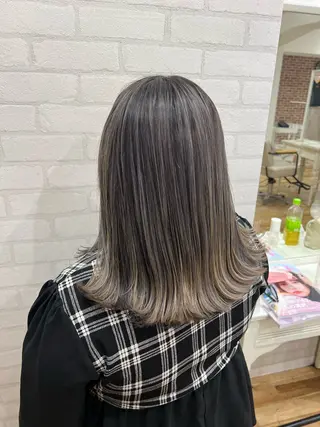 ミディアム ミルクティーカラー グレージュ　高山慧輔のヘアスタイル