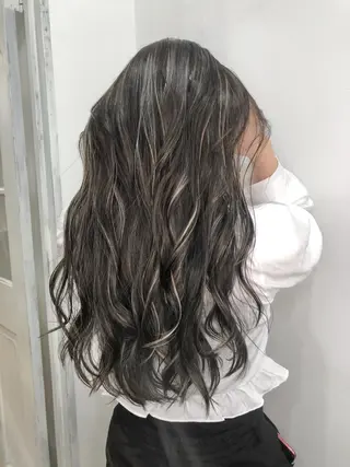 ロング 白いハイライト🤍 タナカリョウスケのヘアスタイル