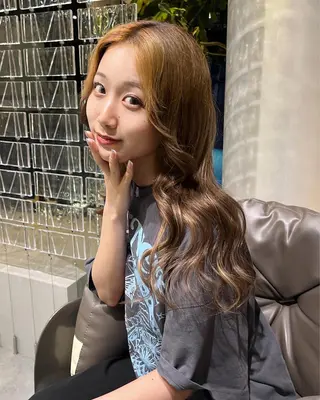 ロング アールバイニーナ所属・R by NINA アールバイニーナのヘアスタイル