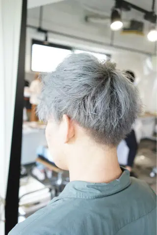 ショート カラー ハイトーン/レイヤー /ケアブリーチ石川治のヘアスタイル