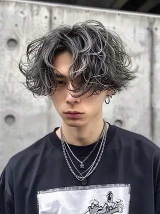 ミディアム パーマ メンズ メンズハイトーン メンズバレイヤージュのヘアスタイル