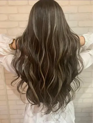 ロング coco terrace所属・海外風ハイライト CHIHIROのヘアスタイル