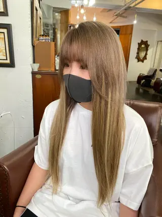 ロング カラー モモカ/ハイトーン /バレイヤージュのヘアスタイル