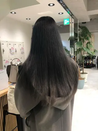 ロング レイヤー/顔まわり カット/地毛風カラーのヘアスタイル