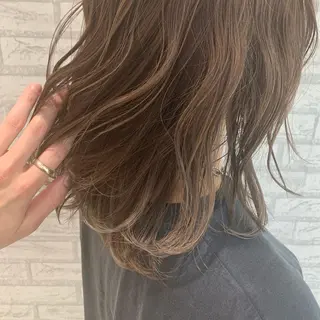 セミロング カラー デザインカラー、艶髪 大塚　耕平のヘアスタイル