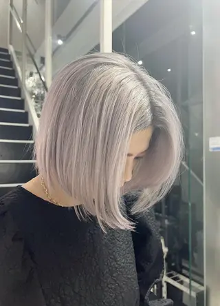 ショート カラー mao/ブリーチ ハイトーンカラーのヘアスタイル