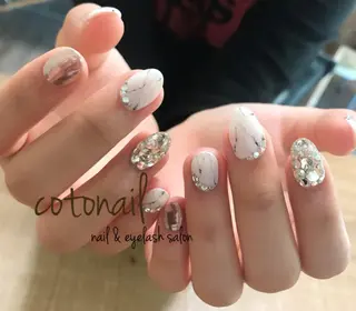 ミディアム ネイル ツメトマツゲ .のネイルデザイン