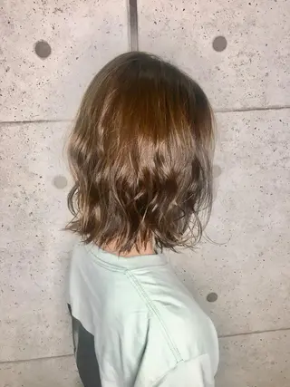 ミディアム 足立 磨咲のヘアスタイル