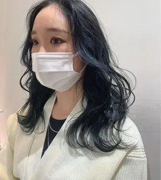 セミロング カラー ヤマグチ リョウのヘアスタイル