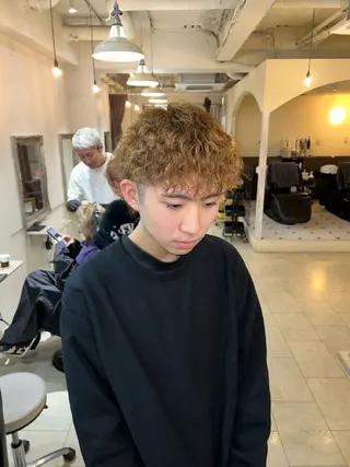 メンズ Maho/海外 レイヤー/ハイトーンのヘアスタイル