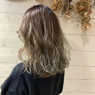 セミロング カラー クワハラ イオリのヘアスタイル
