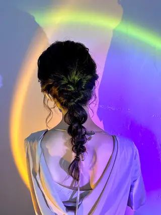 セミロング カラー パーマ ヘアアレンジ アイブロウ 推し活専用 【派手髪】飯野ゆかりのヘアスタイル