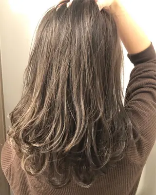 ミディアム カラー 岡田 拓也のヘアスタイル