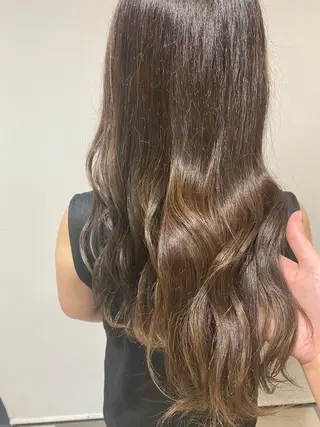 ロング mei / 艶カラー ミディアム レイヤーのヘアスタイル