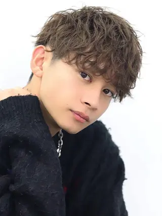 ショート カラー パーマ ヘアアレンジ メンズ キッズ 西口徒歩20秒　寒色 カラーミディアムヘアのヘアスタイル