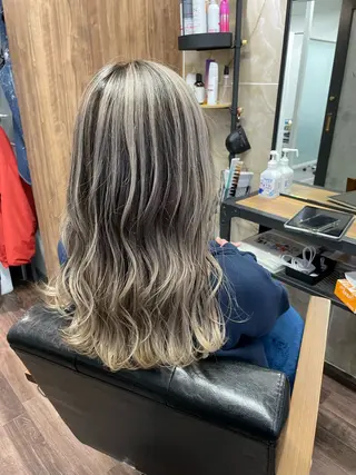 セミロング カラー Lull (シェアサロンReco VIProom)所属・Lull1人美容室 バレイヤージュのヘアスタイル