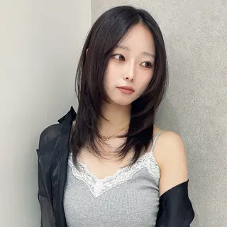 ミディアム ハッシュカット🖤 レイヤー/透けカラーのヘアスタイル