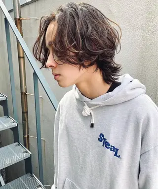 ミディアム パーマ メンズ メンズ職人/センター パート/富沢真斗のヘアスタイル