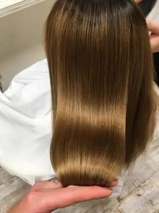 ロング Aile所属・酸性ストレート／カラ ー/山下高明のヘアスタイル