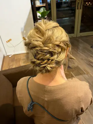 カラー ヘアアレンジ 臺 佳連のヘアスタイル