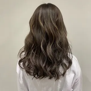 セミロング 白髪ぼかし　似合わせ 黒須　雄哉のヘアスタイル