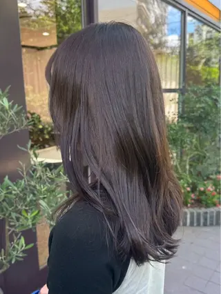 カラー ミヤモト イオリのヘアスタイル