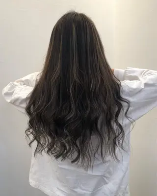 カラー Ruang所属・ツノガイ エリのヘアスタイル