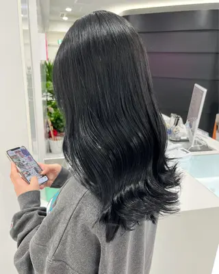 セミロング カラー 🩵色落ち可愛い 寒色カラー🩵のヘアスタイル