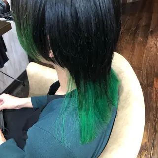 セミロング 🌈インナーカラー 手塚直生のヘアスタイル