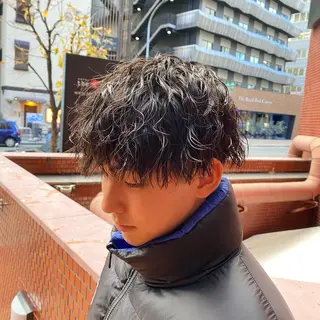 パーマ メンズ 三ノ宮フェザーパーマ 蕃本 啓利のヘアスタイル