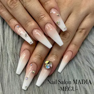 ネイル MADIA藤沢所属・MADIA MEGUのネイルデザイン