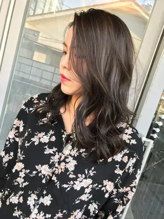 ミディアム カラー TOMOYAレイヤー ブリーチ縮毛矯正のヘアスタイル