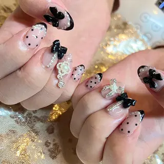 ミディアム ネイル H🌺 NAILのネイルデザイン