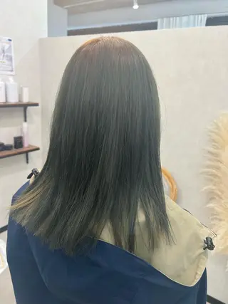 セミロング カラー 岡島 実里のヘアスタイル