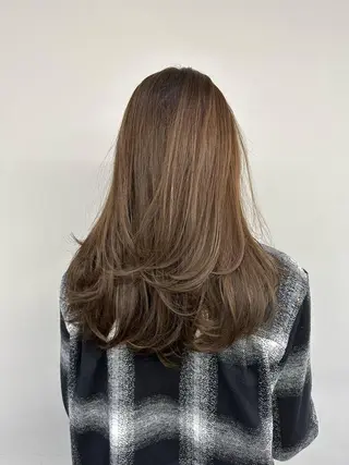 ロング AHNKISM所属・トレンドレイヤー/ 透明感カラーのヘアスタイル