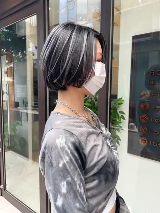 ショート 白いハイライト🤍 タナカリョウスケのヘアスタイル