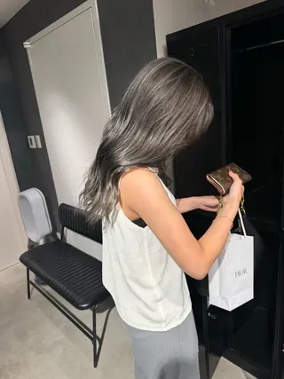 カラー ヒガシ サヨのヘアスタイル