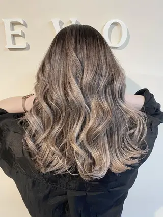 セミロング カラー 🌈8月末までシャ イン輝きハイトーン✨のヘアスタイル